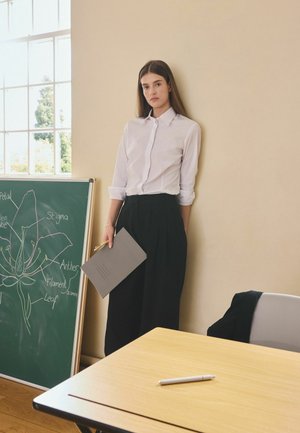 Next, PETITE FIT - FITTED STRETCH ESSENTIAL LONG SLEEVE SHIRT . - Button-down blouse - white