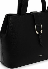 Bolso tote de cuero negro con acabado texturizado, que incluye un detalle de hebilla metálica plateada y asas planas. Diseño cuadrado con branding minimalista.
