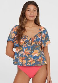 Floral Kurzarmtop in Blau mit orangefarbenen und gelben Mustern; leichtes Material; mit Krawatte an der Halslinie; kombiniert mit einem rosa unteren Teil.
