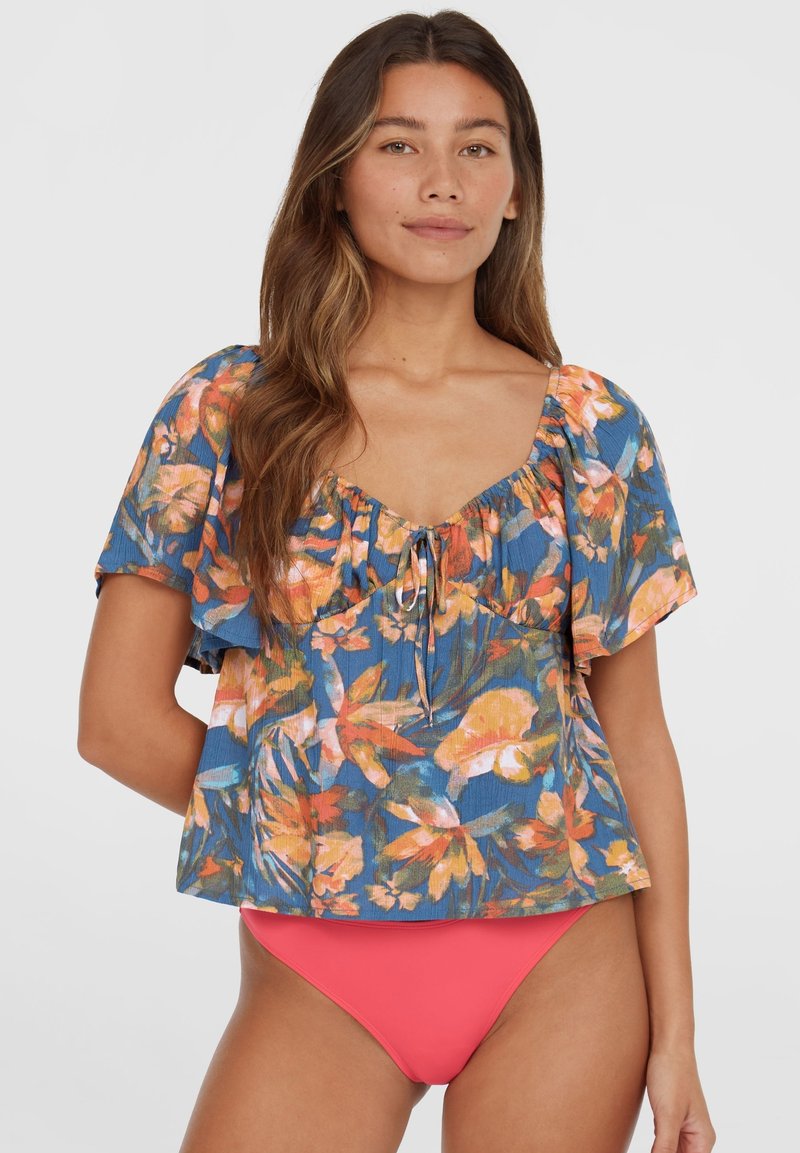 Floral Kurzarmtop in Blau mit orangefarbenen und gelben Mustern; leichtes Material; mit Krawatte an der Halslinie; kombiniert mit einem rosa unteren Teil.