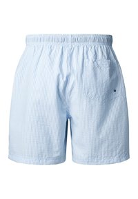 Shorts en tissu seersucker bleu clair avec taille élastique et une poche arrière droite avec un petit bouton.