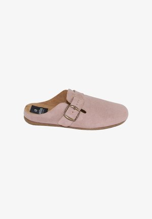 Zueco rosa de ante con hebilla metálica ajustable y suela de corcho, diseñado para comodidad casual y facilidad de uso.