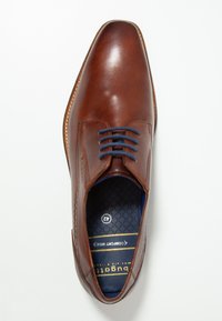 Chaussure habillée en cuir brun avec une texture lisse, dotée de lacets navy, d'un bout rond et d'une semelle intérieure à motif. Taille 42, confort ajustement large.