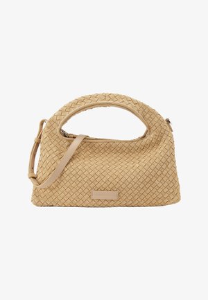 Borsa intrecciata color cuoio con manico sagomato arrotondato e tracolla regolabile, con una piccola patch rettangolare del logo.