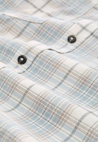 Korte mouwen geruite shirt in wit, blauw en bruintinten, met een zachte textuur en zwarte knoopdetails op de kraag.