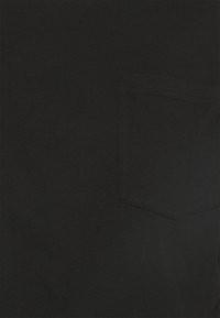 Sort bomulds t-shirt med rund halsudskæring og en lille lomme på venstre side, med en glat overflade og standard pasform.
