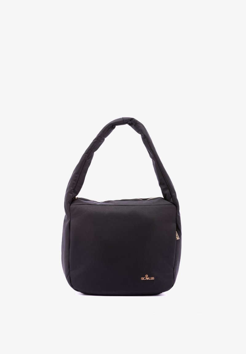 Schwarze, gesteppte Schultertasche mit Reißverschluss und kleinem goldenen Logo in der unteren rechten Ecke auf weißem Hintergrund.