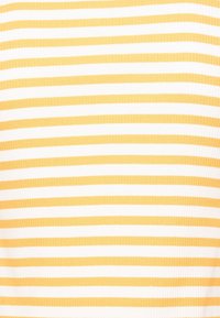 Ribbad topp med horisontella växelvisa gula och vita ränder. Tyget verkar elastiskt och lättviktigt.