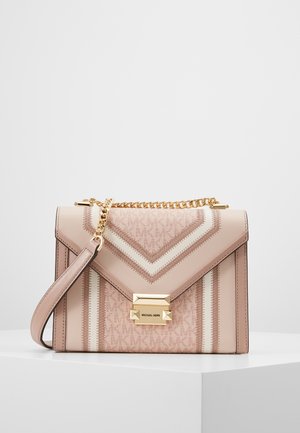 Roze en beige Michael Kors handtas met kettingriem, geometrisch patroon en een goudkleurige sluiting op een wit platform.