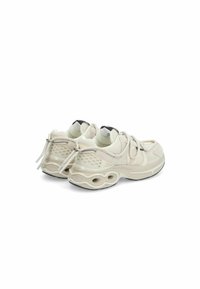 Beżowe sneakersy z mixem siateczki i materiałów syntetycznych, zaokrąglony czubek, teksturowany design oraz charakterystyczna falista podeszwa.
