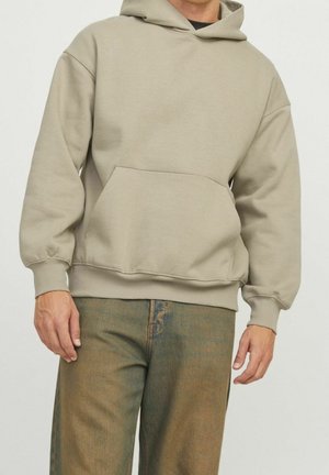 Haut à capuche beige fabriqué dans un tissu doux, doté d'une poche kangourou, de poignets et d'un ourlet côtelés, d'une coupe décontractée et d'une capuche avec cordon de serrage.