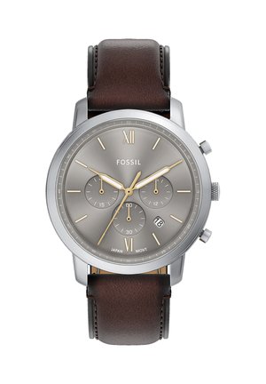 Reloj de pulsera Fossil con caja plateada, esfera gris, índices horarios dorados, tres esferas auxiliares, ventana de fecha a las 4 en punto y correa de cuero marrón.