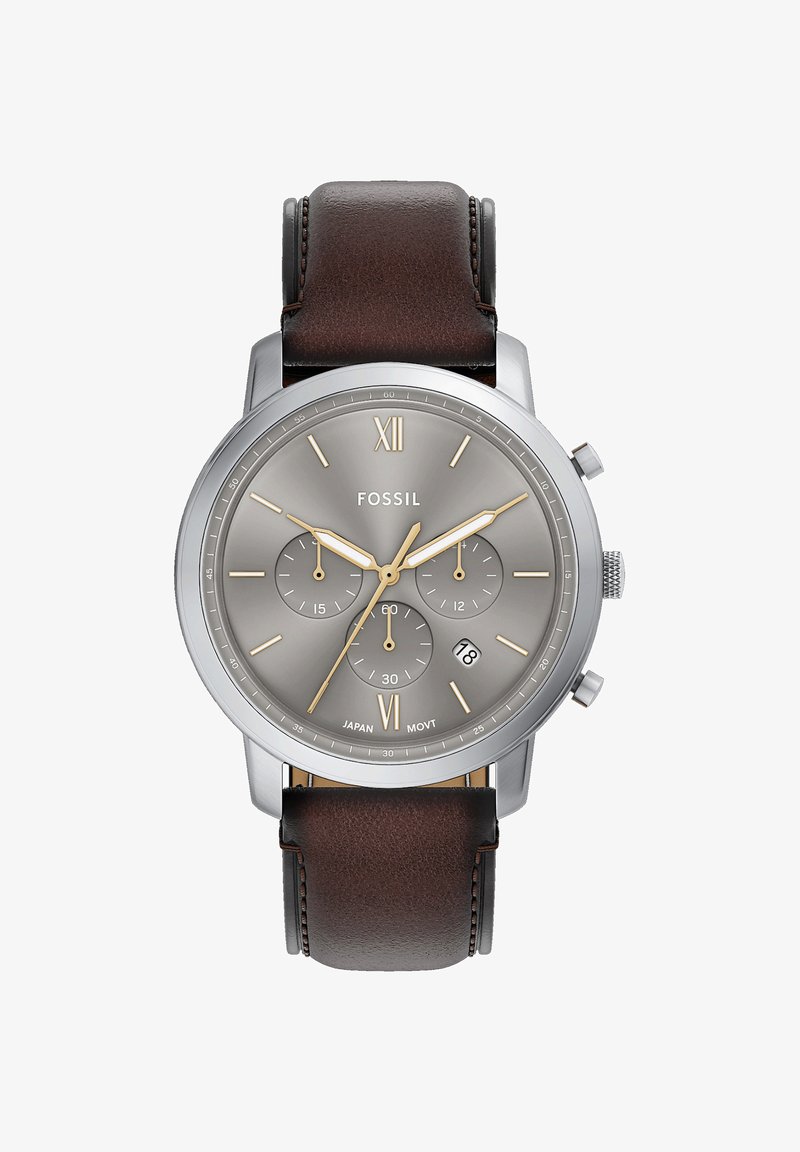 Montre-bracelet Fossil avec boîtier argenté, cadran gris, index dorés, trois sous-cadrans, guichet date à 4 heures et bracelet en cuir marron.