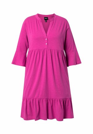 Pink knælængde kjole med 3/4 klokkeærmer, V-hals med to knapper og rynkede lag ved talje og kant.