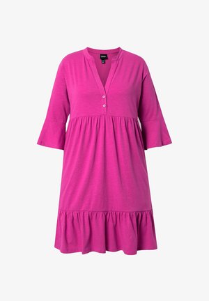 Roze knielange jurk met 3/4 klokmouwen, V-hals met twee knopen en geplooide tiers bij taille en zoom.