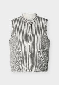 Αμάνικο καπιτονέ γιλέκο με κατακόρυφες μαύρες και λευκές ρίγες, στρογγυλή λαιμόκοψη, κουμπιά στο μπροστινό μέρος και δύο εμπρόσθιες τσέπες με πατς.