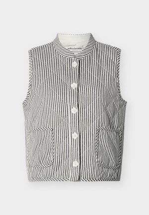 Αμάνικο καπιτονέ γιλέκο με κατακόρυφες μαύρες και λευκές ρίγες, στρογγυλή λαιμόκοψη, κουμπιά στο μπροστινό μέρος και δύο εμπρόσθιες τσέπες με πατς.