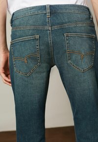 Next MOTION FLEX STRETCH - Vaqueros slim fit - vintage blue tint