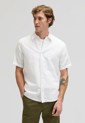 Hvid kortærmet skjorte med knapper, lavet af letvægtsstof. Har en klassisk krave, frontknaplukning og minimalistisk design.