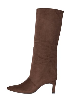 Botte à enfiler mi-mollet en daim marron avec bout pointu et talon haut fin, texture lisse et design minimaliste épuré.