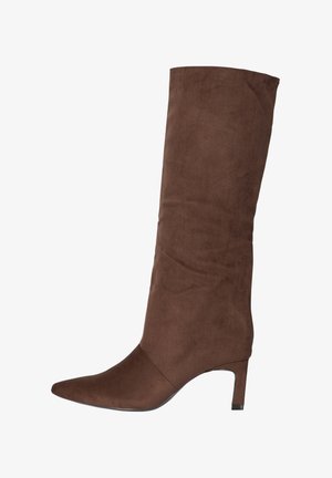 Bota de gamuza marrón hasta la mitad de la pantorrilla con punta puntiaguda y tacón alto estrecho, textura suave y diseño minimalista y limpio.