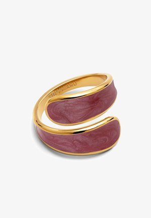 Anillo abierto de oro con incrustaciones lisas de esmalte marrón y "SINGULARU" grabado en el interior de la banda.