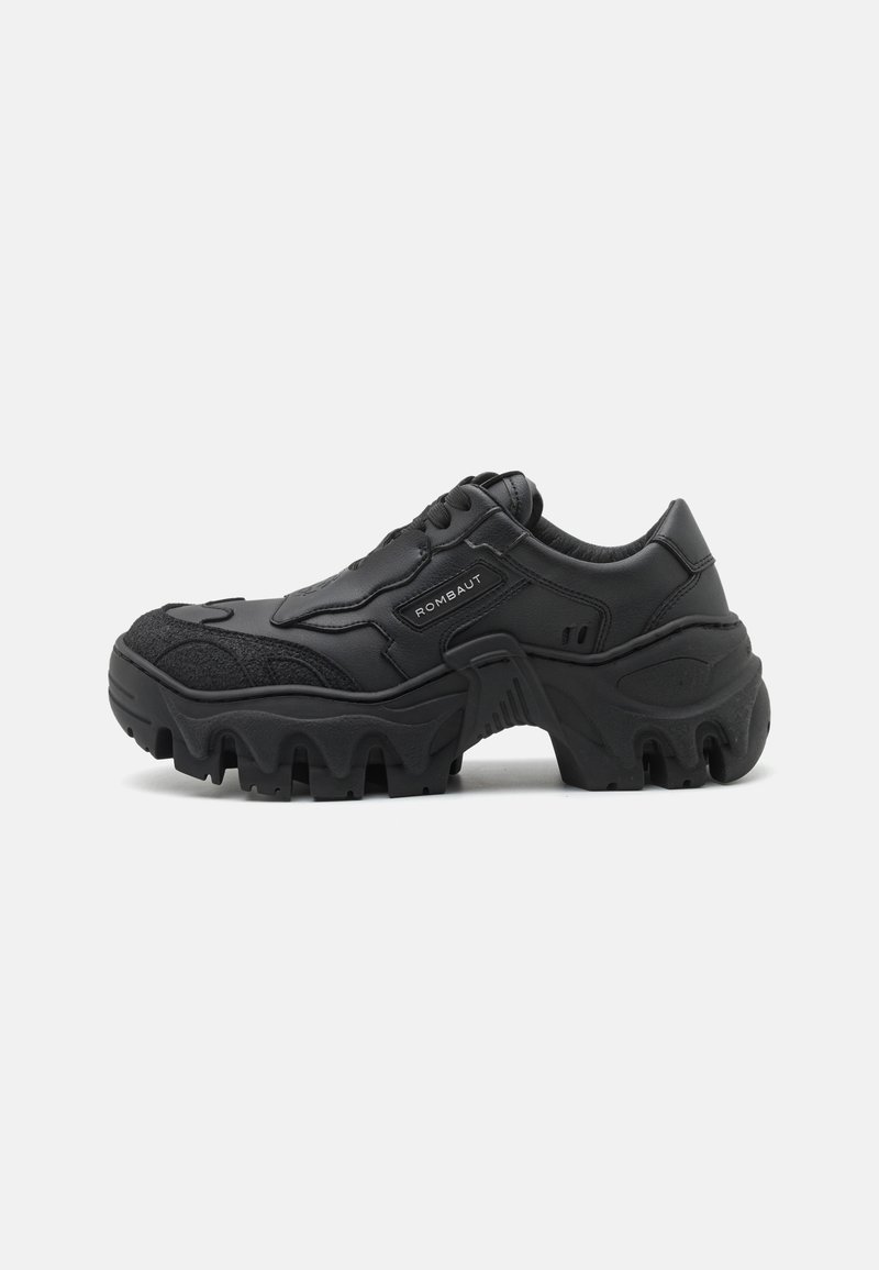 Schwarze Sneaker mit einem Obermaterial aus strukturiertem Leder und Synthetik. Verfügt über eine dicke Sohle mit tiefen Rillen und einem Markenanhänger an der Seite.