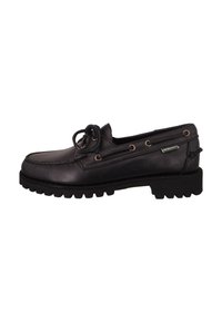 Zapato de barco de cuero negro con puntera cosida al estilo mocasín, suela de goma, cordones decorativos y ojales de metal. Presenta una etiqueta de marca.