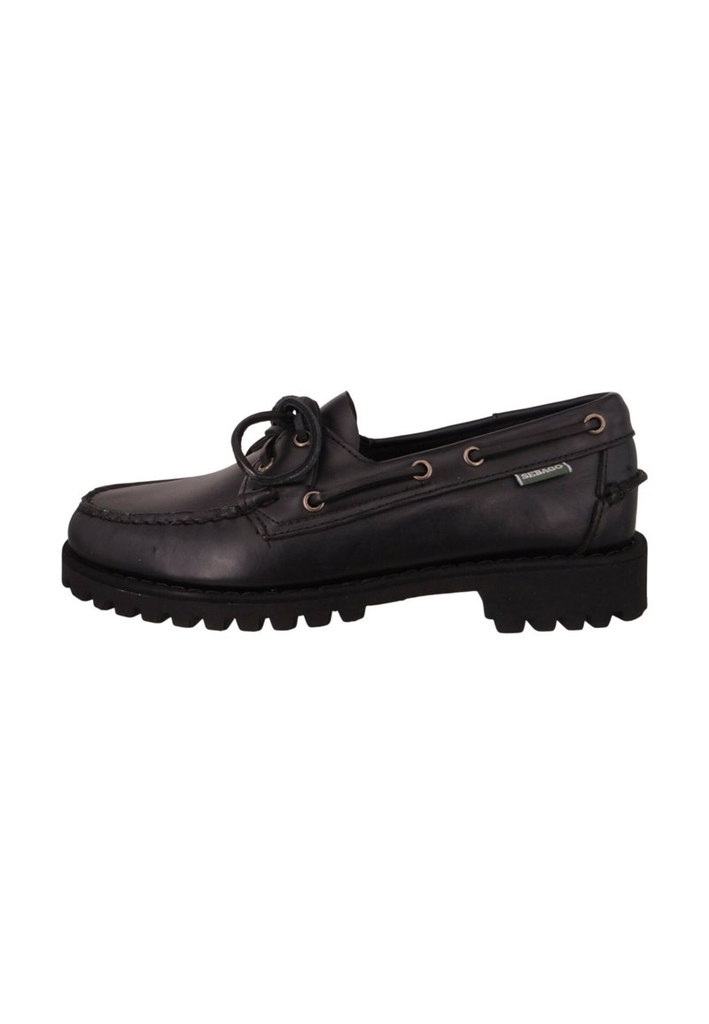 Zapato de barco de cuero negro con puntera cosida al estilo mocasín, suela de goma, cordones decorativos y ojales de metal. Presenta una etiqueta de marca.