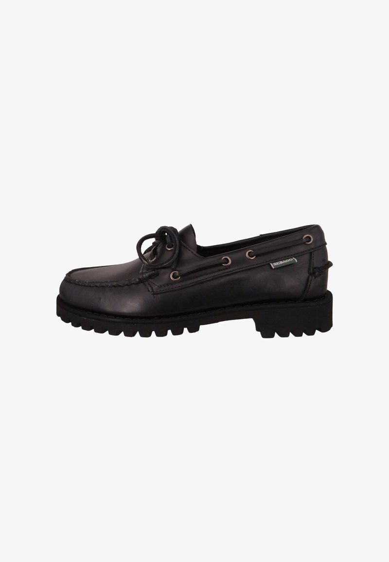 Zapato de barco de cuero negro con puntera cosida al estilo mocasín, suela de goma, cordones decorativos y ojales de metal. Presenta una etiqueta de marca.