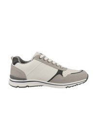 Sneakers pour hommes en cuir blanc et suède gris, avec des détails perforés, des lacets gris et une semelle en caoutchouc avec des accents noirs.