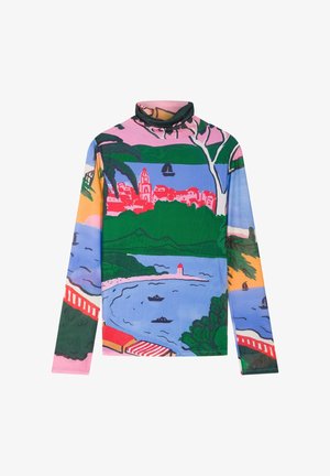 Top met lange mouwen en col, bedrukt met een kleurrijk kustlandschap met boten, gebouwen, bomen, heuvels en een vuurtoren.