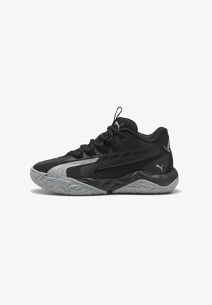 Scarpa atletica nera con tomaia in mesh, dettagli texturizzati in nero e grigio, suola imbottita con motivo geometrico e dettaglio stringhe.