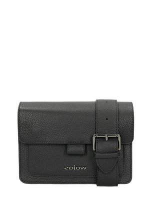 Portefeuille en cuir texturé noir avec rabat, bandoulière ajustable avec boucle métallique, et détail du logo à l'avant.