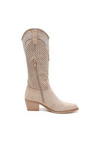 Bota de vaquero de cuero beige con diseño perforado, punta afilada, cremallera lateral y tacón bajo. Presenta un bordado decorativo en el eje.