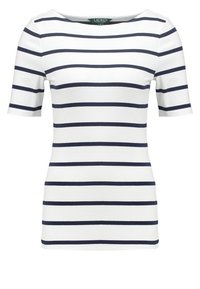 Vit kortärmad topp med marinblå horisontella ränder, rund ringning och en figursydd design. Slät textur; diskret varumärkeslogotyp vid nederkanten.