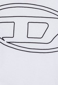Hvit t-skjorte med et stort, svart, dristig linjært grafisk design med abstrakte former, inkludert ovale og rektangulære detaljer.