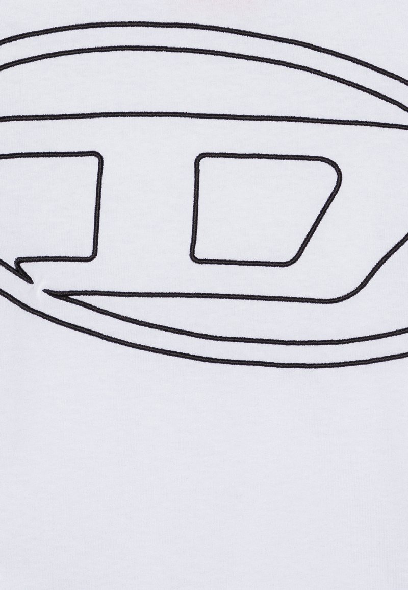 T-shirt bianco con un grande design grafico lineare nero e audace, caratterizzato da forme astratte, tra cui ovali e accenti rettangolari.
