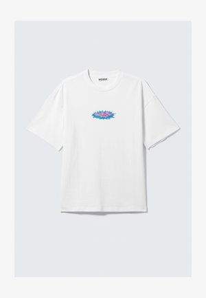 Weißes Baumwoll-T-Shirt mit oversized Passform, das ein farbenfrohes Grafikdesign in Pink und Blau auf der Vorderseite zeigt. Runder Hals, kurze Ärmel.