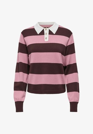 Stickad tröja med långa ärmar, med rosa och mörkbruna horisontella ränder, vitt krage och knappdetaljer.