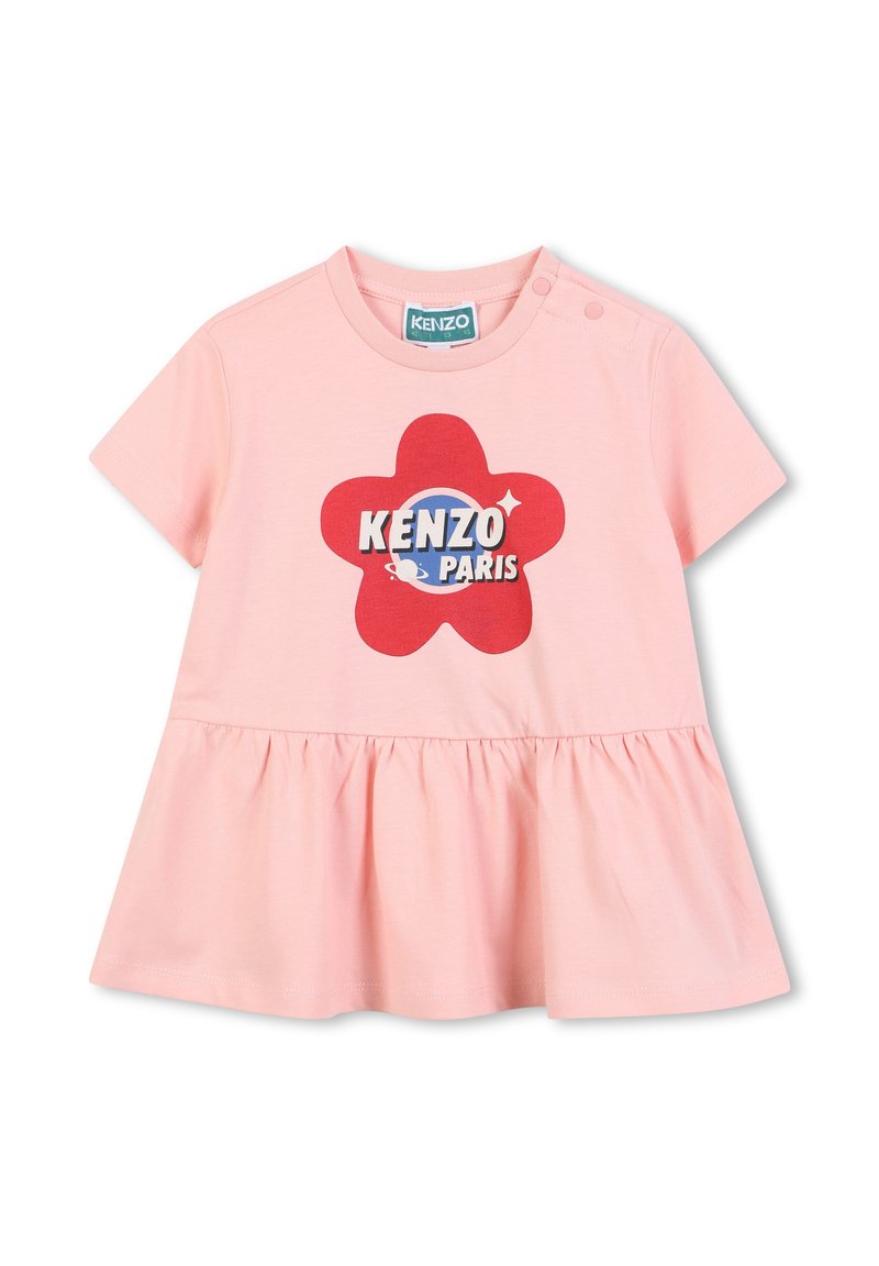 Koszulka z krótkim rękawem w jasnoróżowym kolorze, z lekko rozszerzanym dołem i czerwoną grafiką w kształcie kwiatu z napisem "KENZO PARIS" w wyrazistym kroju.