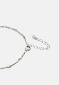 Bracciale in argento con design a catena testurizzato, chiusura a forma di cuore e catena di estensione regolabile con un accento a perla.