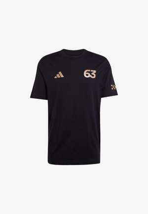T-shirt en coton noir avec col rond, manches courtes, et impression dorée du nombre "63" ainsi que du logo Adidas sur la poitrine et la manche.