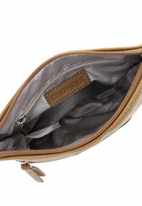 Borsa in pelle beige con chiusura a zip. L'interno presenta una fodera grigia liscia, un piccolo etichetta e un compartimento per la conservazione delle carte.