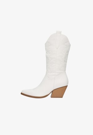 Witte cowboylaars met een spitse neus, gestikte details op de schacht en een gestructureerde bruine blokhak. Gladde synthetische bovenmateriaal.