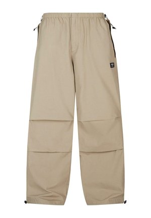 Pantalons cargo beiges avec une taille élastique, des poches latérales et des cordons de serrage réglables aux poignets, fabriqués dans un tissu lisse et léger.