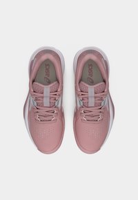 Αθλητικά παπούτσια σε ανοιχτό ροζ χρώμα με διχτυωτά πάνω μέρη, ασημένιες λεπτομέρειες, διαπερατό σχεδιασμό και μαλακή επένδυση. Διαθέτουν επίπεδα κορδόνια και επένδυση που προσφέρει άνεση.
