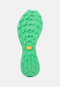 Groene rubberen zool met een textuurpatroon van geometrische vormen en noppen voor grip. Beschikt over Vibram Megagrip en Litebase branding.