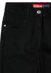 Jeans in denim nero con design a cinque tasche, dettagli in metallo argentato, etichetta rossa e texture sottile. Effetti di lavaggio non visibili.
