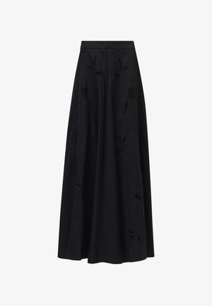 Falda negra en corte A, hecha de tejido texturizado, con intrincados bordados florales y un diseño de longitud media. Cintura suave sin cierres visibles.